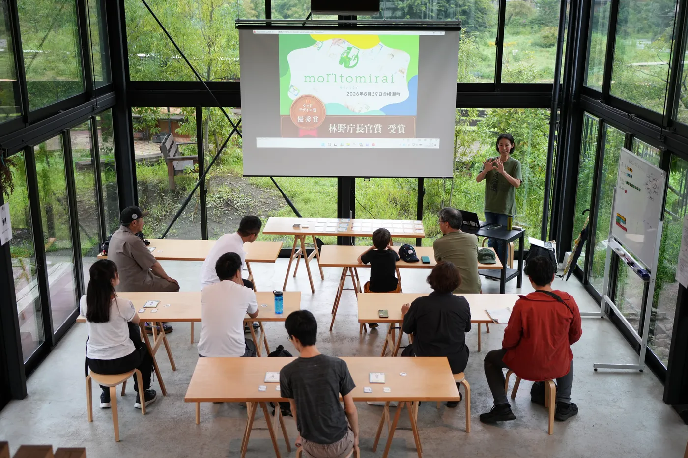 moritomiraiカードゲーム体験会の会場。スクリーンの説明を聞く参加者