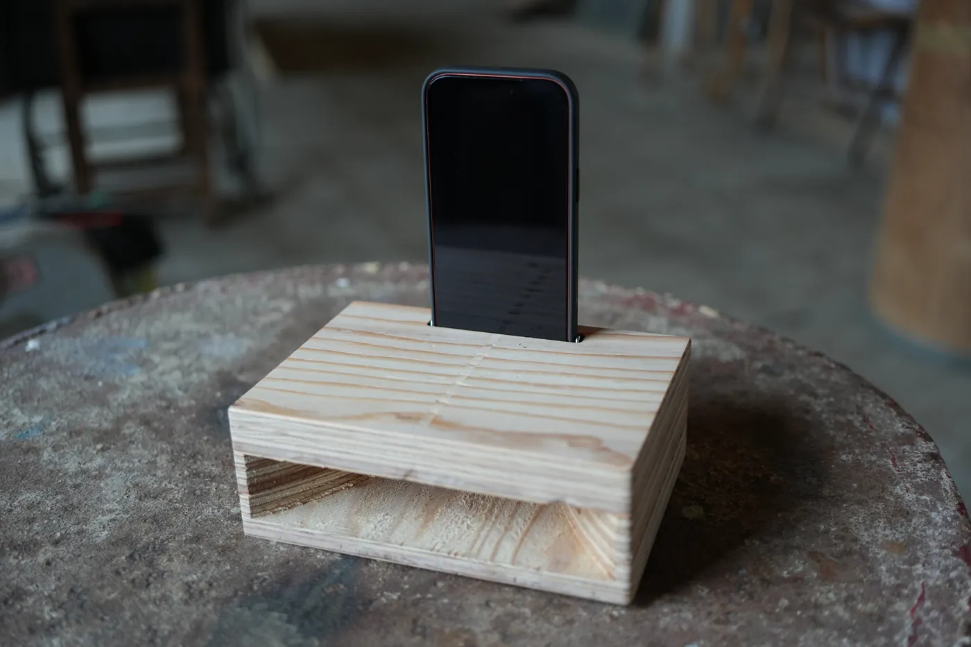 完成した木製スピーカーにスマートフォンを置いたところ